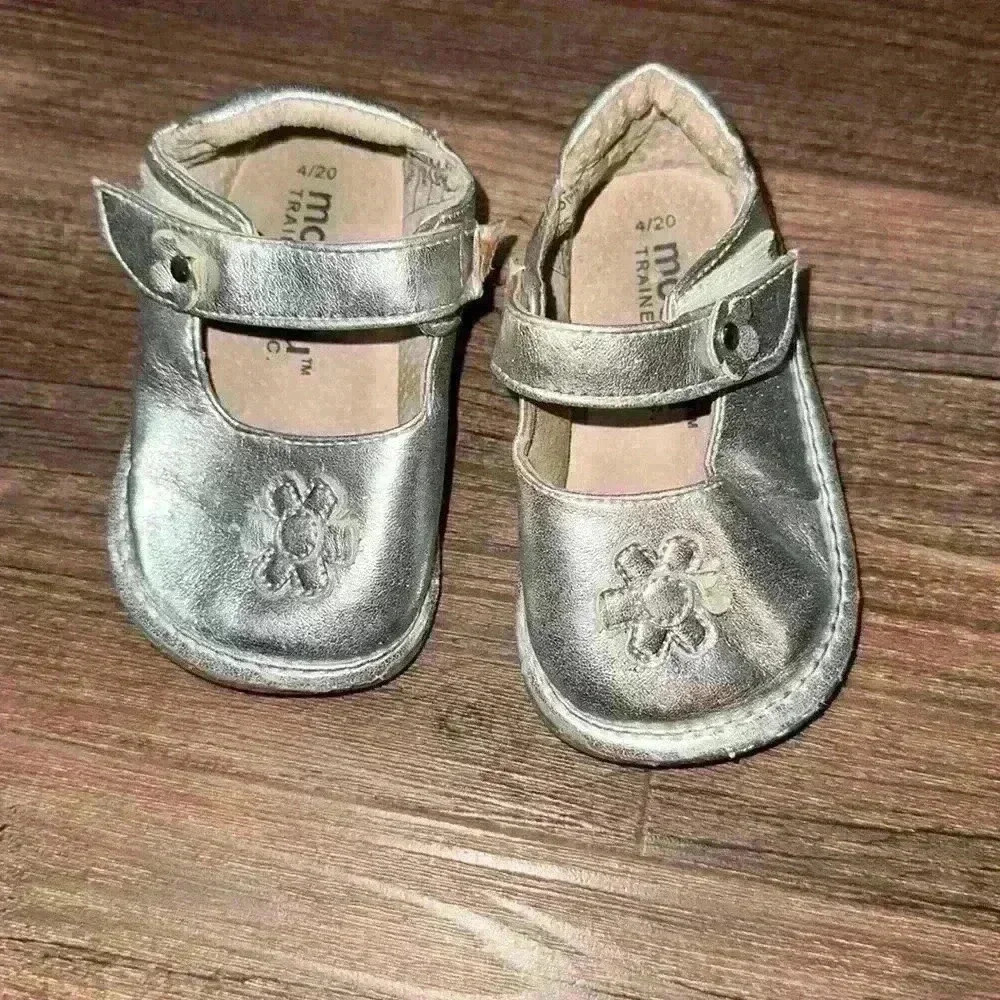 Mooshu Trainer Shoes sz 4 Squeak when they‎ walk
